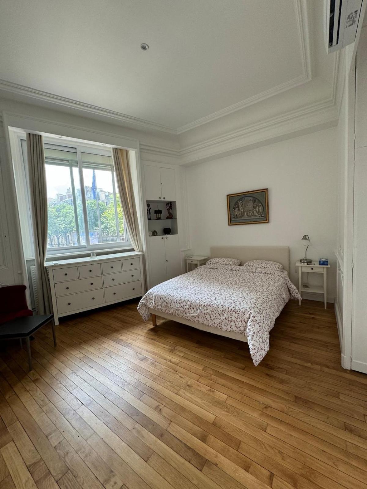 Apartment Luxurious 2 Bedroom Apartment, Located In Avenue George V *
