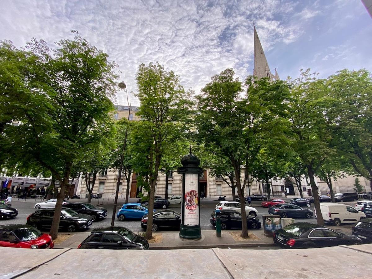 Luxurious 2 Bedroom Apartment, Located In Avenue George V Paris