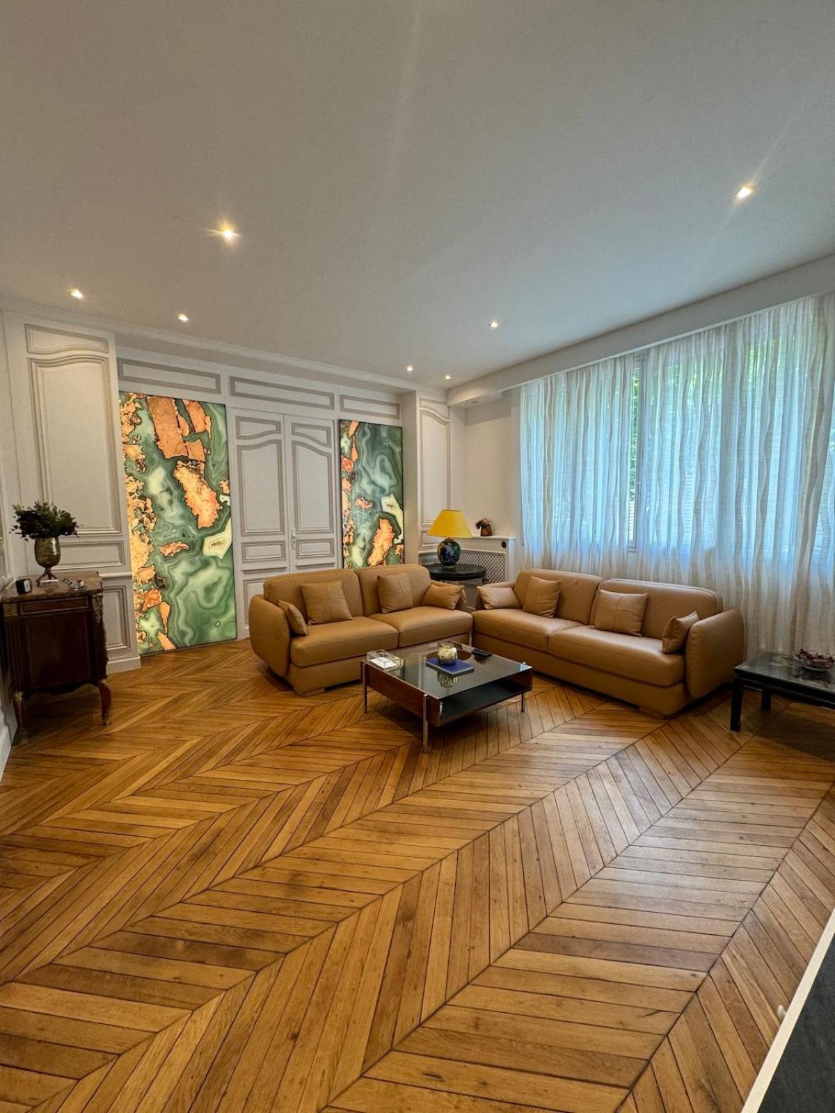 Luxurious 2 Bedroom Apartment, Located In Avenue George V * Paris
