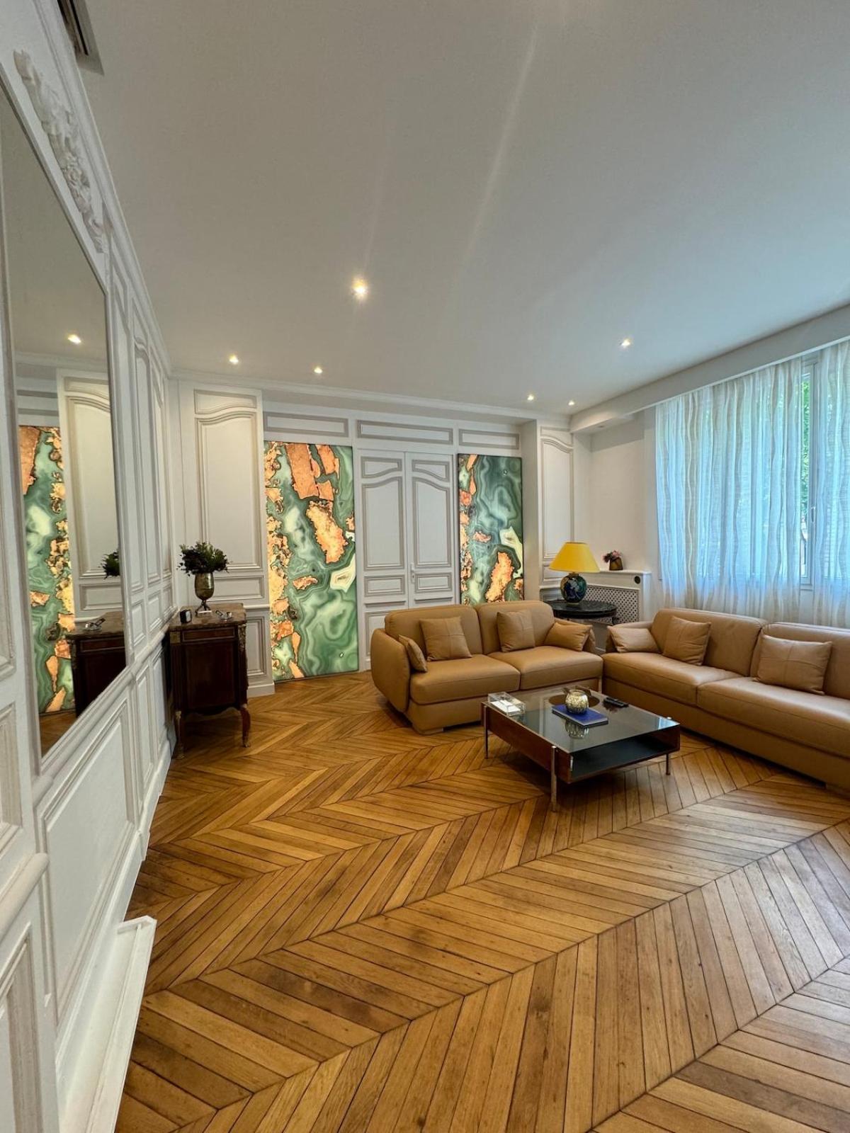 Luxurious 2 Bedroom Apartment, Located In Avenue George V Apartment Paris