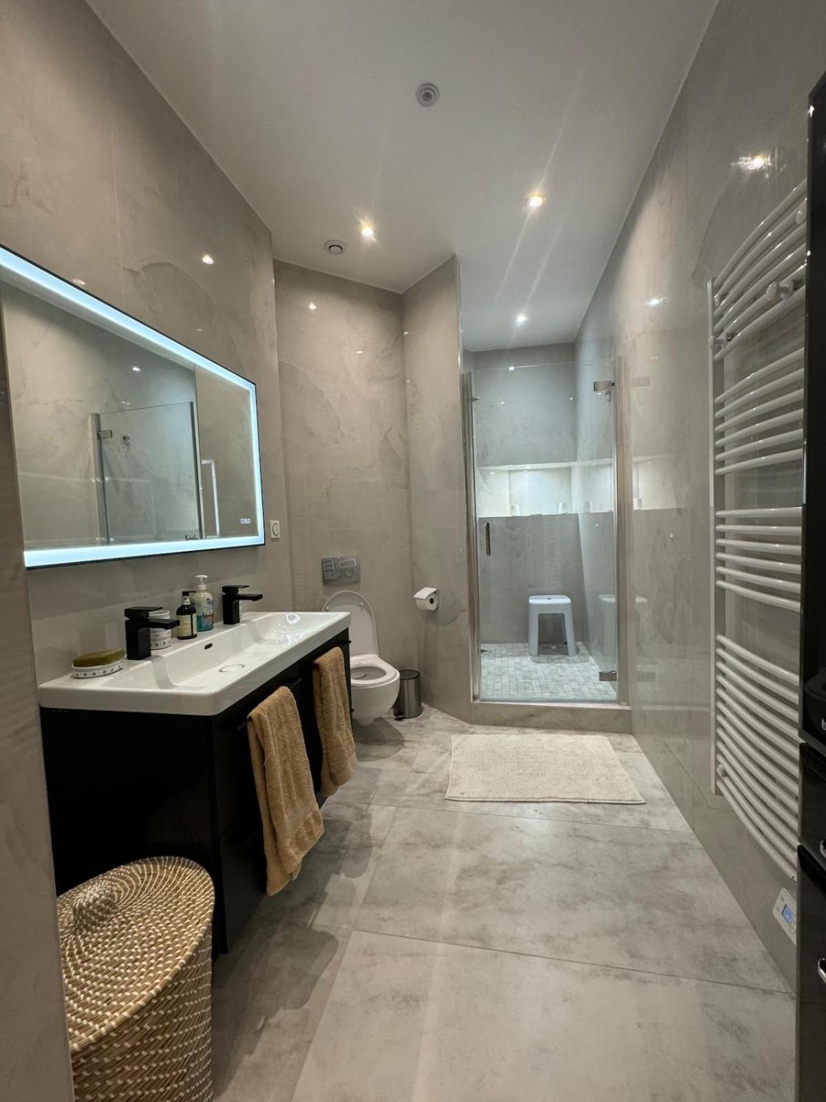 Luxurious 2 Bedroom Apartment, Located In Avenue George V *