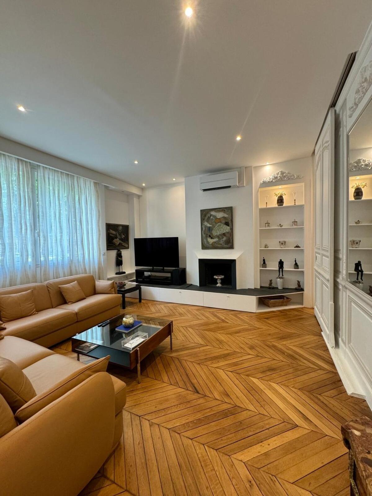 Luxurious 2 Bedroom Apartment, Located In Avenue George V
